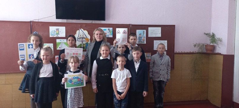 В школах Снежного прошли беседы по безопасности на дорогах и нормам поведения в онлайн-пространстве В школах Снежного прошли беседы по безопасности на дорогах и нормам поведения в онлайн-пространстве
