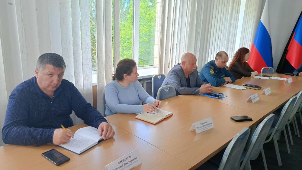 Сегодня, 14 мая, временно исполняющий полномочия главы Администрации муниципального образования городской округ Харцызск Александр Гутров провел еженедельное аппаратное совещание с руководителями ведомств, а также... Сегодня, 14 мая, временно исполняющий полномочия главы Администрации муниципального образования городской округ Харцызск Александр Гутров провел еженедельное аппаратное совещание с руководителями ведомств, а также...