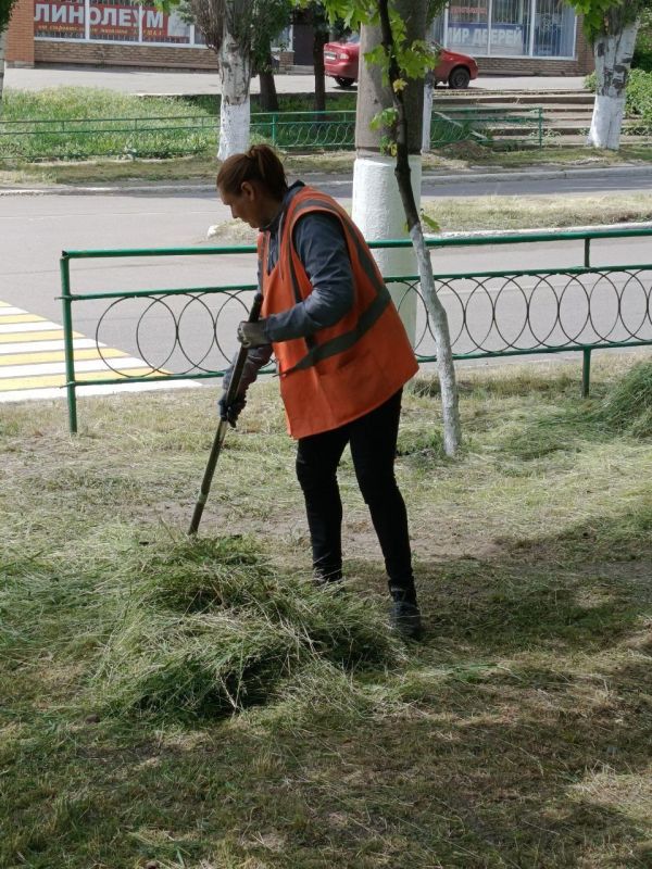 Коммунальщики Снежного продолжают благоустраивать территории общего пользования Коммунальщики Снежного продолжают благоустраивать территории общего пользования