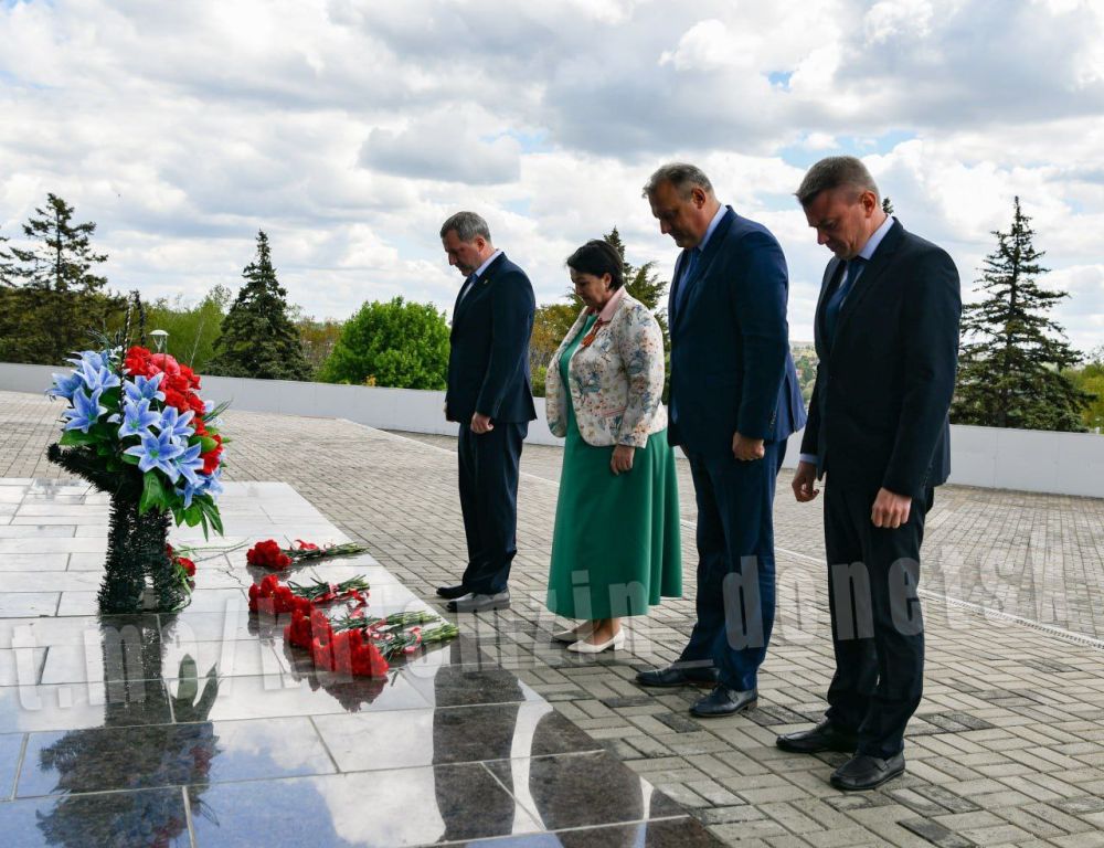 Алексей Кулемзин: Сегодня состоялся рабочий визит в город Донецк сопредседателя Всероссийской ассоциации развития местного самоуправления Галины Данильченко, в ходе которого вместе с главами городов и районов обсудили... Алексей Кулемзин: Сегодня состоялся рабочий визит в город Донецк сопредседателя Всероссийской ассоциации развития местного самоуправления Галины Данильченко, в ходе которого вместе с главами городов и районов обсудили...