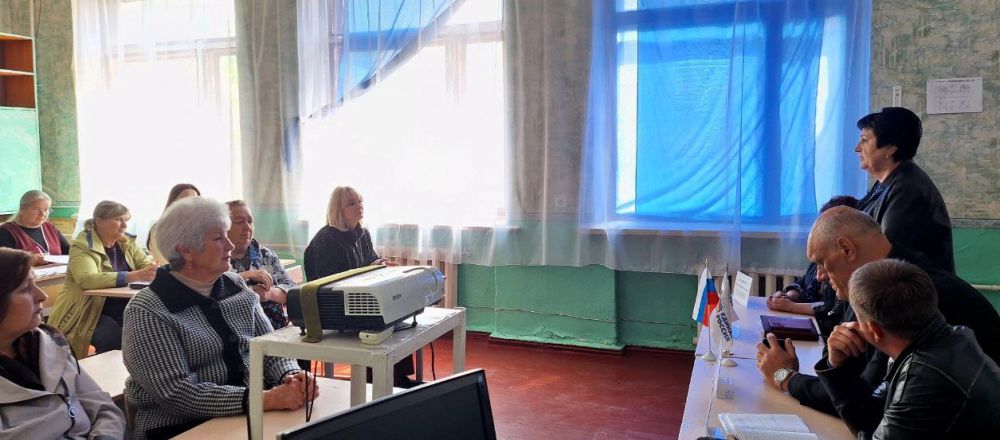 14 мая руководитель Управы Советского внутригородского района Мария Чулакова провела встречу с трудовым коллективом ГБОУ «Средняя школа № 19 г.о. Макеевка». Во встрече приняли участие депутаты Макеевского городского совета... 14 мая руководитель Управы Советского внутригородского района Мария Чулакова провела встречу с трудовым коллективом ГБОУ «Средняя школа № 19 г.о. Макеевка». Во встрече приняли участие депутаты Макеевского городского совета...