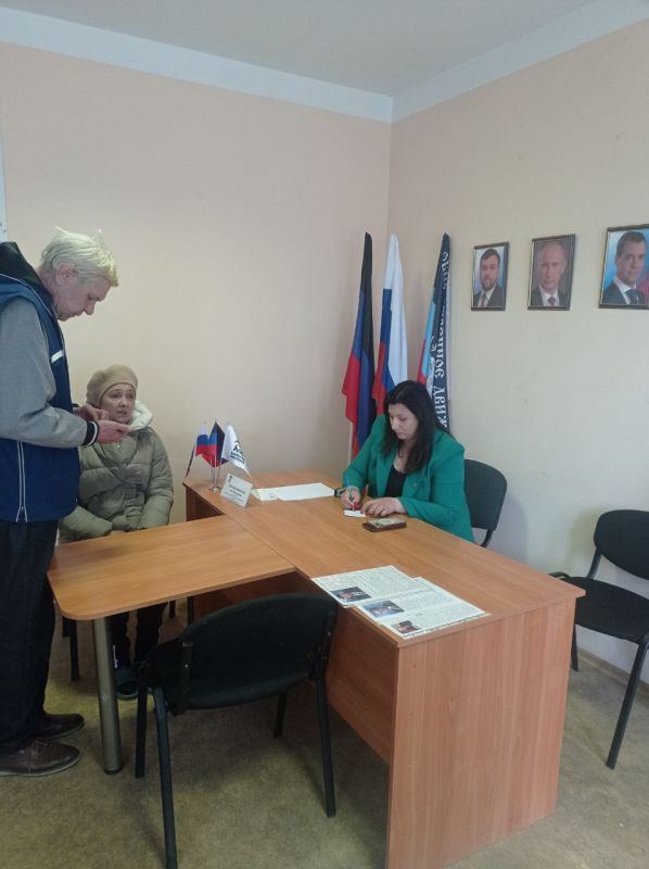 Сегодня, 14 мая, в общественной приемной партии "Единая Россия" Ленинского района города Донецка депутат Народного Совета, Председатель Комитета Народного Совета по жилищно-коммунальному хозяйству Анна Кондрыкинская... Сегодня, 14 мая, в общественной приемной партии "Единая Россия" Ленинского района города Донецка депутат Народного Совета, Председатель Комитета Народного Совета по жилищно-коммунальному хозяйству Анна Кондрыкинская...