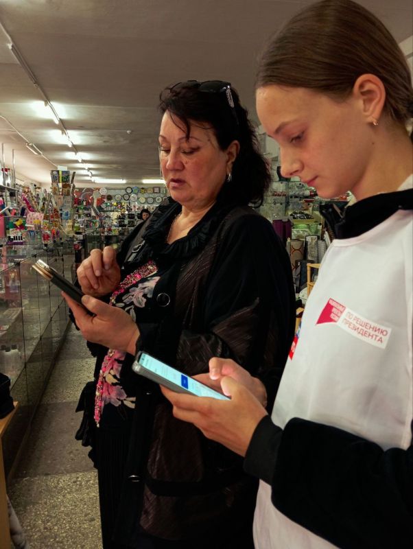 Волонтеры помогают жителям принять участие в голосовании за реконструкцию объектов благоустройства в Ждановке Волонтеры помогают жителям принять участие в голосовании за реконструкцию объектов благоустройства в Ждановке