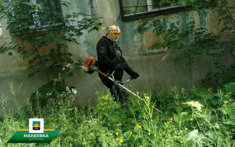 Сотрудниками МУП АГМ «Перспектива» выполнены работы: по сбору летучего мусора и очистке урн, по уборке тротуаров и дорог, по ул. Московской, Донецкой, Чубаря, Свободы, Ермощенко, Победы, Бестужева, Кирова, Ленина, Ярошенко... Сотрудниками МУП АГМ «Перспектива» выполнены работы: по сбору летучего мусора и очистке урн, по уборке тротуаров и дорог, по ул. Московской, Донецкой, Чубаря, Свободы, Ермощенко, Победы, Бестужева, Кирова, Ленина, Ярошенко...