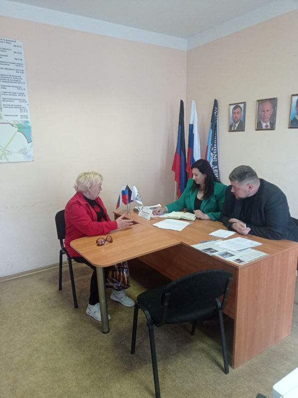 Сегодня, 14 мая, в общественной приемной партии "Единая Россия" Ленинского района города Донецка депутат Народного Совета, Председатель Комитета Народного Совета по жилищно-коммунальному хозяйству Анна Кондрыкинская... Сегодня, 14 мая, в общественной приемной партии "Единая Россия" Ленинского района города Донецка депутат Народного Совета, Председатель Комитета Народного Совета по жилищно-коммунальному хозяйству Анна Кондрыкинская...
