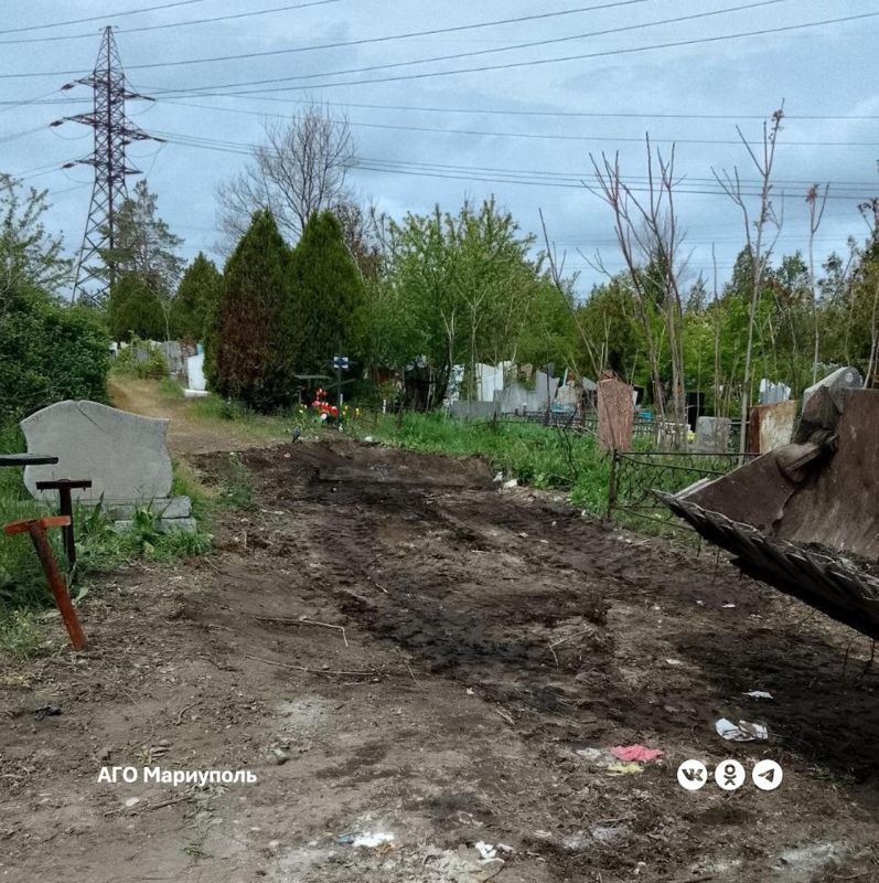 Мариупольские коммунальщики продолжают наводить порядок на территориях ритуальных мест Мариупольские коммунальщики продолжают наводить порядок на территориях ритуальных мест