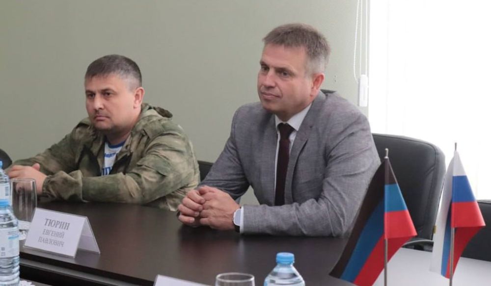 Андрей Крамар: Вместе с Председателем Народного Совета ДНР Константином Александровичем Кузьминым принимали гостей из Мордовии – заместителя Председателя Государственного Собрания Республики Мордовия Евгения Павловича Тюрина... Андрей Крамар: Вместе с Председателем Народного Совета ДНР Константином Александровичем Кузьминым принимали гостей из Мордовии – заместителя Председателя Государственного Собрания Республики Мордовия Евгения Павловича Тюрина...