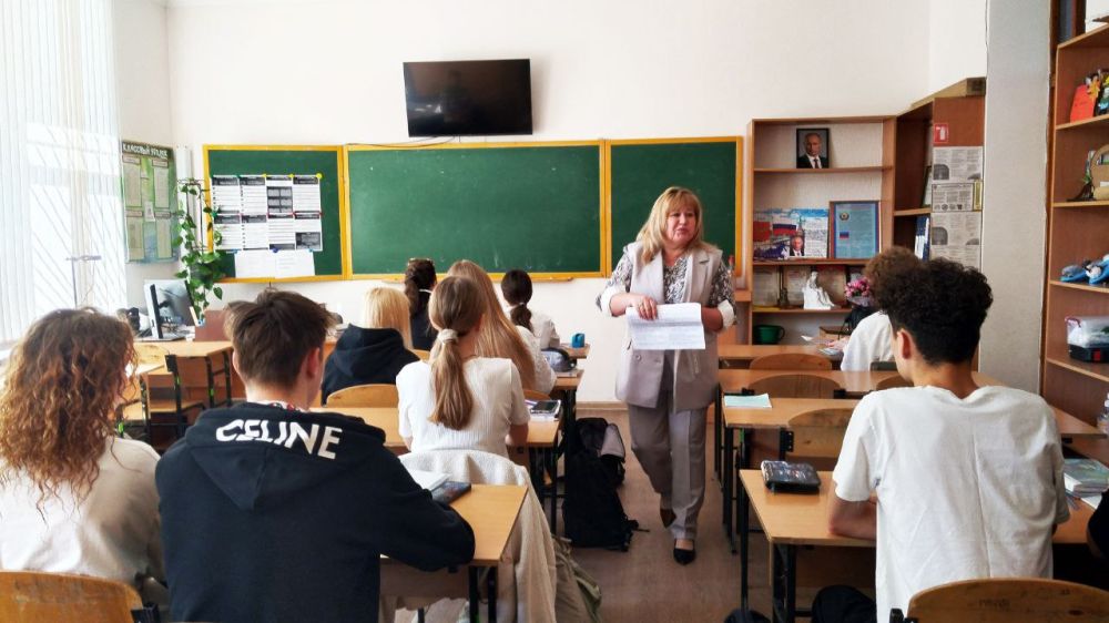 В целях привлечения молодежи к обучению по железнодорожным специальностям в учебных заведениях Луганской и Донецкой Народных Республик, а также Российской Федерации, Елена Холина, исполняющая обязанности специалиста по... В целях привлечения молодежи к обучению по железнодорожным специальностям в учебных заведениях Луганской и Донецкой Народных Республик, а также Российской Федерации, Елена Холина, исполняющая обязанности специалиста по...