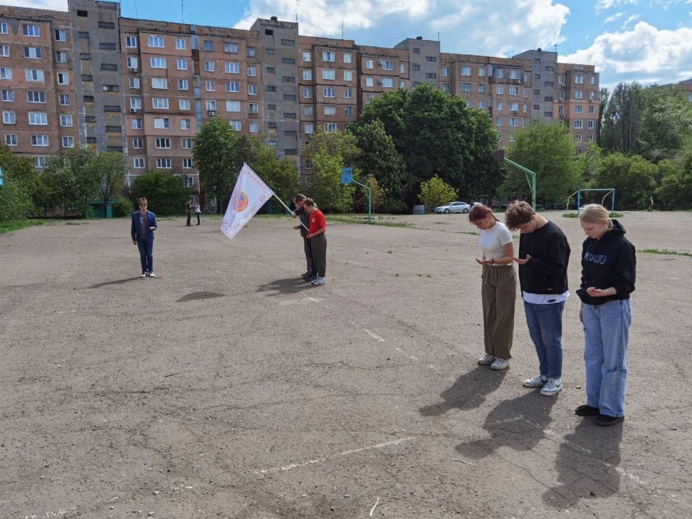 Юнармеец ВПК «Ратник» г.о. Макеевка 14.05.2025 занимались строевой подготовкой, в ходе которой провели подготовку к показательному выступлению знаменной группы в день принятия присяги юнармейцами г.о. Макеевка Юнармеец ВПК «Ратник» г.о. Макеевка 14.05.2025 занимались строевой подготовкой, в ходе которой провели подготовку к показательному выступлению знаменной группы в день принятия присяги юнармейцами г.о. Макеевка