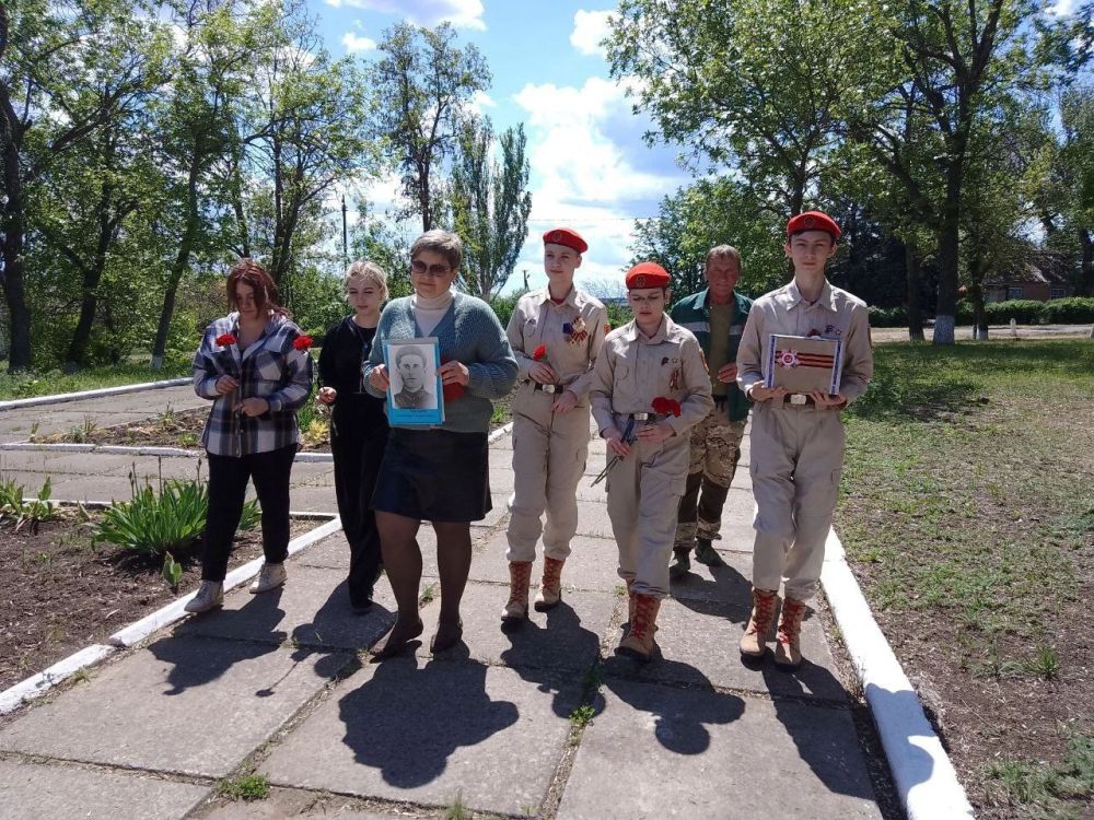ZV Донбасс. Юнармейцы ВПСК «Легионеры» города Донецк Сердюк Рената, Скидан Максим и Журман Святослав 15 мая совершили поездку в Амвросиевский район ZV Донбасс. Юнармейцы ВПСК «Легионеры» города Донецк Сердюк Рената, Скидан Максим и Журман Святослав 15 мая совершили поездку в Амвросиевский район