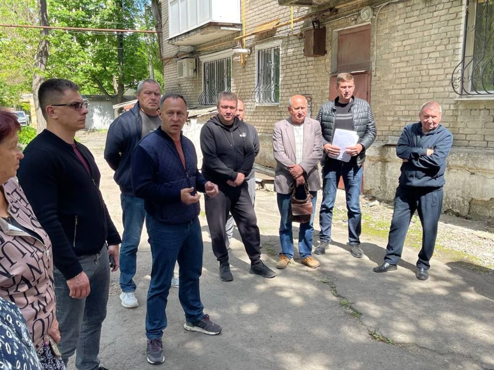 УПРАВДОМ в действии. По улице Фестивальной, 7 города Ясиноватая состоялась встреча с гражданами УПРАВДОМ в действии. По улице Фестивальной, 7 города Ясиноватая состоялась встреча с гражданами