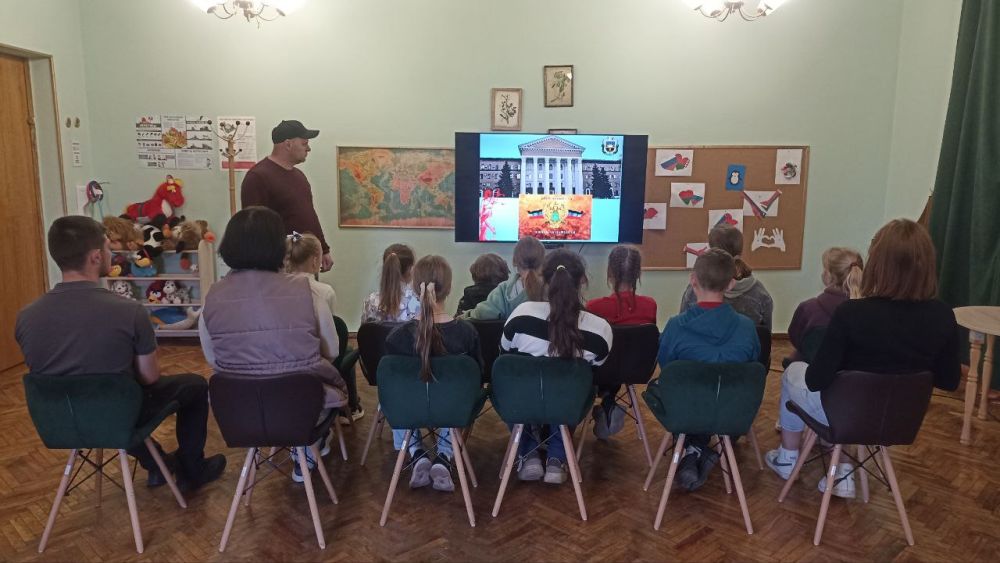 В рамках партийного проекта #ИсторическаяПамять 14 мая в Муниципальном бюджетном учреждении культуры "Златоустовский центр народного творчества" прошел видео-лекторий, посвященный Дню Конституции Донецкой Народной Республики В рамках партийного проекта #ИсторическаяПамять 14 мая в Муниципальном бюджетном учреждении культуры "Златоустовский центр народного творчества" прошел видео-лекторий, посвященный Дню Конституции Донецкой Народной Республики