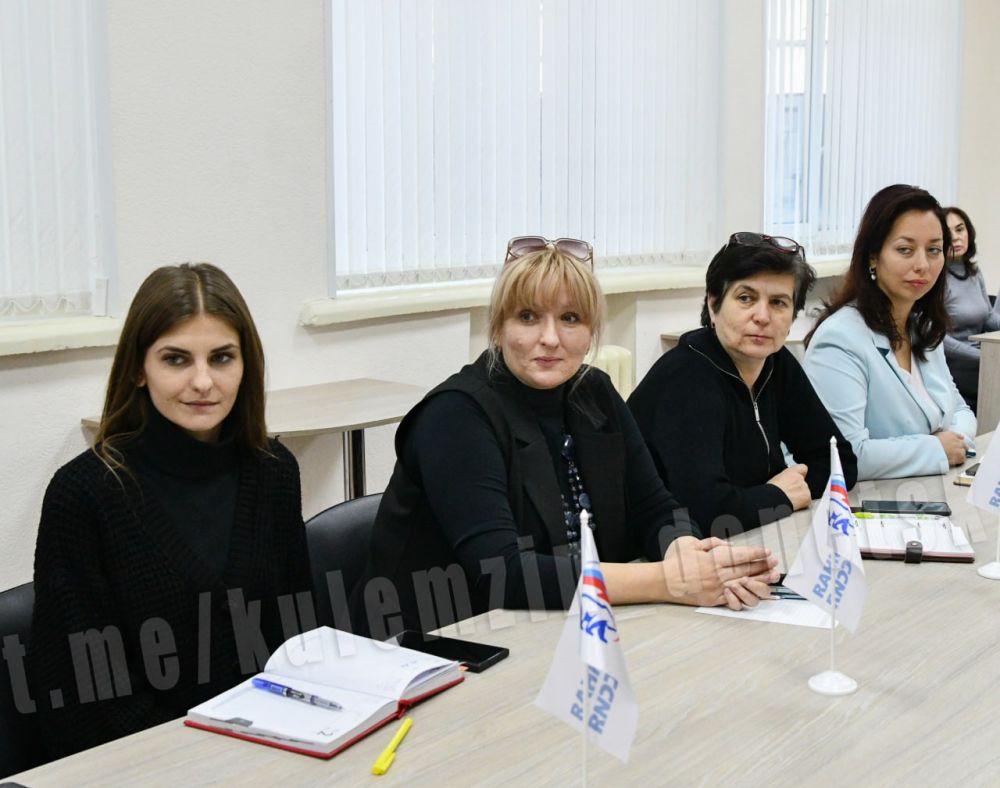 Сегодня провёл рабочую встречу с секретарями первичных отделений Партии «Единая Россия» Сегодня провёл рабочую встречу с секретарями первичных отделений Партии «Единая Россия»