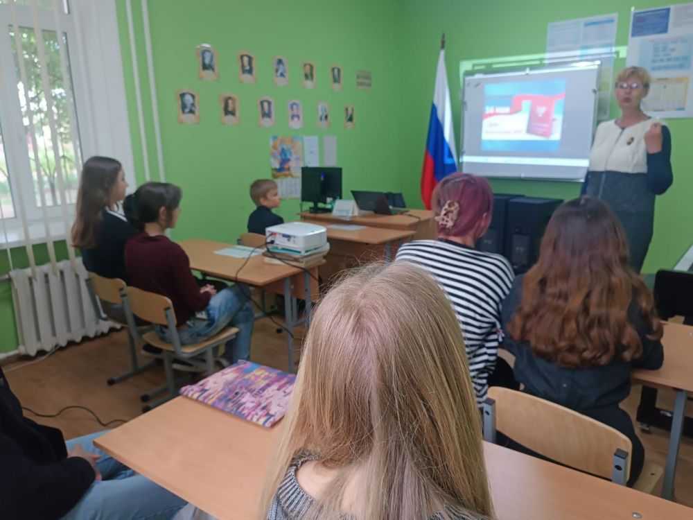 В рамках партийного проекта #ИсторическаяПамять в МБУК ДО "Владимировская ДШИ" проведён информационный час ко Дню конституции ДНР В рамках партийного проекта #ИсторическаяПамять в МБУК ДО "Владимировская ДШИ" проведён информационный час ко Дню конституции ДНР