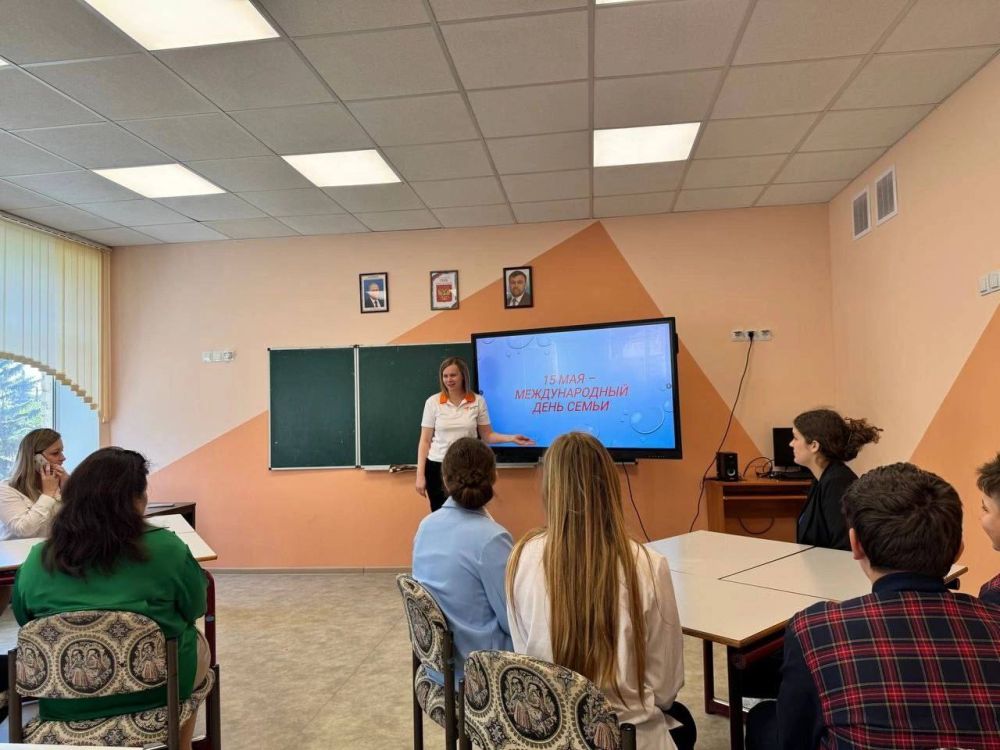 При содействии партийного проекта «Крепкая семья», в рамках недели «Крепкая и дружная семья» в ГБОУ «Урзуфская школа» была проведена семейная викторина «Семья», посвящённая Международному Дню семьи, в которой приняли участие... При содействии партийного проекта «Крепкая семья», в рамках недели «Крепкая и дружная семья» в ГБОУ «Урзуфская школа» была проведена семейная викторина «Семья», посвящённая Международному Дню семьи, в которой приняли участие...