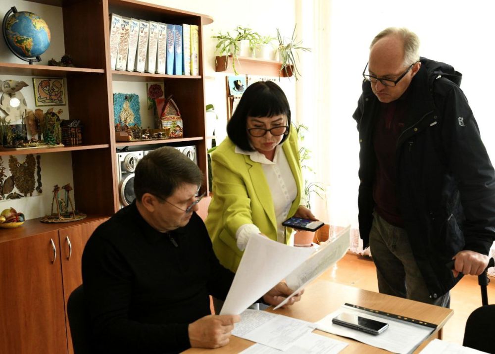Владислав Ключаров: Сегодня на приёме ко мне обратились макеевчане за помощью в регистрации, предоставлении жилья, с вопросами о самовольном занятии территории, ремонте кровли, ремонте дорог, спиле веток над проводами и по... Владислав Ключаров: Сегодня на приёме ко мне обратились макеевчане за помощью в регистрации, предоставлении жилья, с вопросами о самовольном занятии территории, ремонте кровли, ремонте дорог, спиле веток над проводами и по...