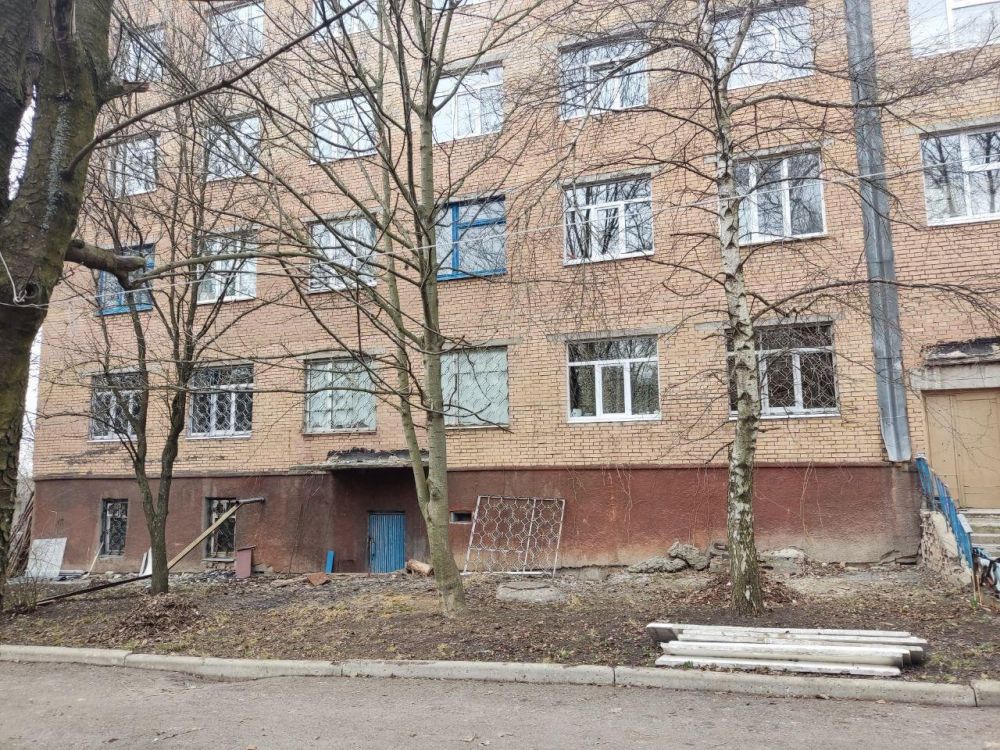 Кузбасские подрядчики завершили ремонт кровли трансформаторной подстанции в Горловке Кузбасские подрядчики завершили ремонт кровли трансформаторной подстанции в Горловке