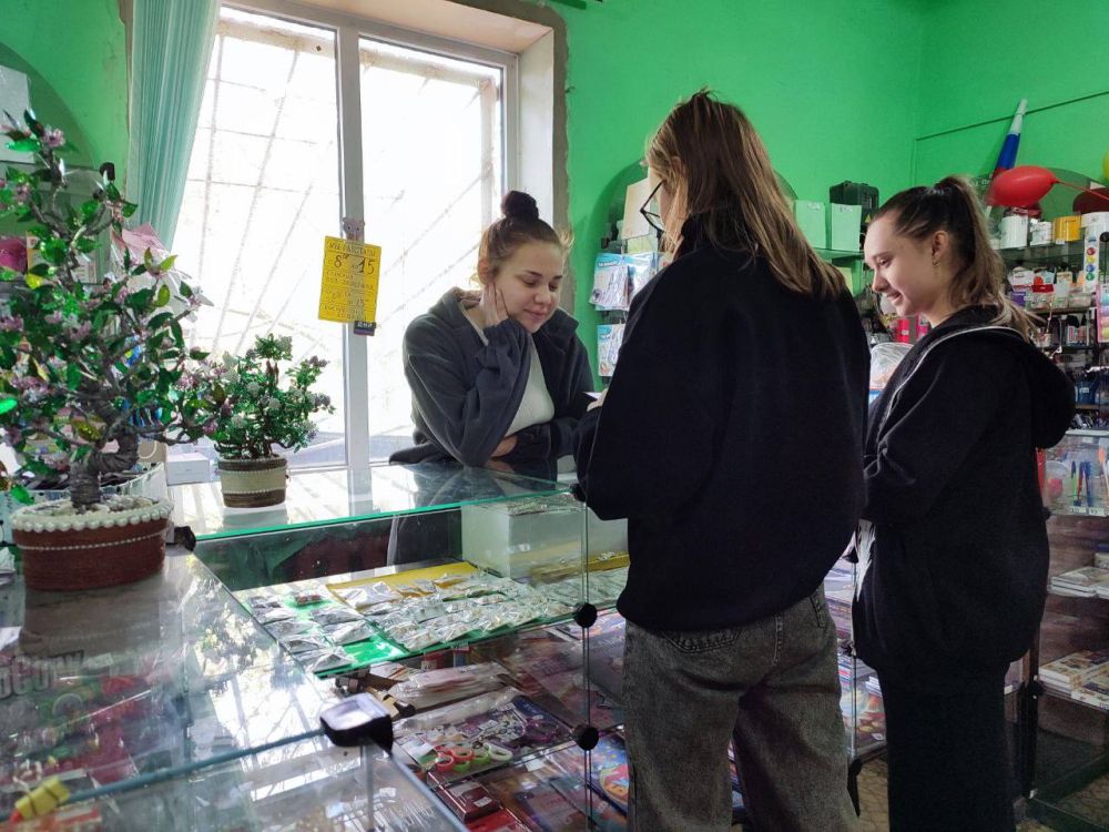 Волонтеры продолжают помогать жителям принять участие в голосовании за реконструкцию объектов благоустройства в Ждановке Волонтеры продолжают помогать жителям принять участие в голосовании за реконструкцию объектов благоустройства в Ждановке