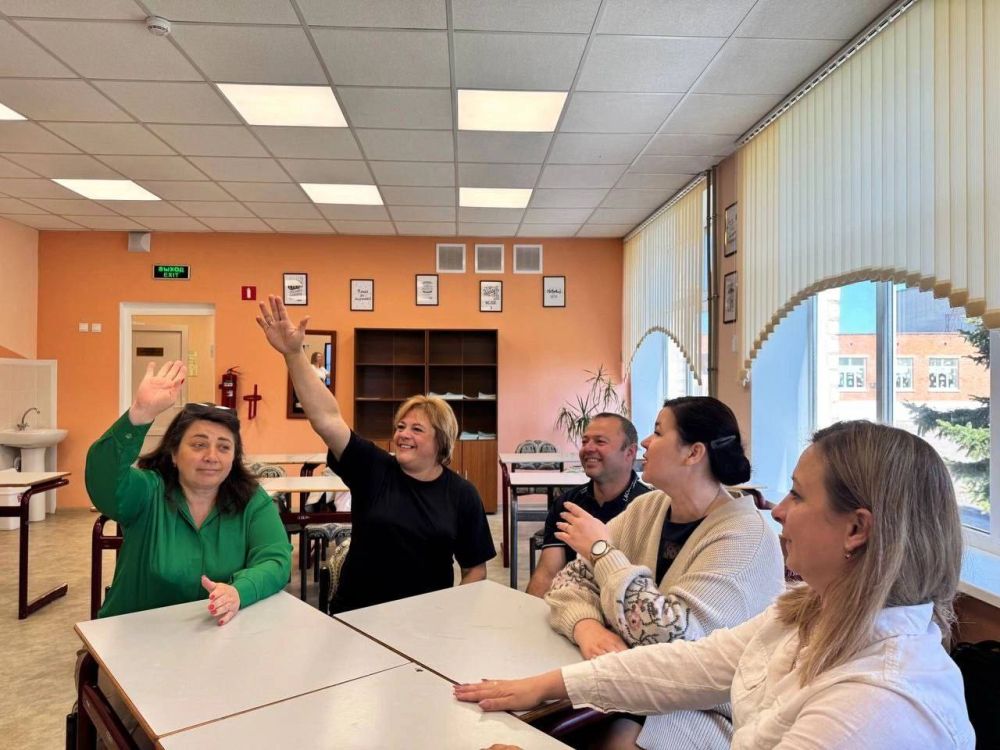 При содействии партийного проекта «Крепкая семья», в рамках недели «Крепкая и дружная семья» в ГБОУ «Урзуфская школа» была проведена семейная викторина «Семья», посвящённая Международному Дню семьи, в которой приняли участие... При содействии партийного проекта «Крепкая семья», в рамках недели «Крепкая и дружная семья» в ГБОУ «Урзуфская школа» была проведена семейная викторина «Семья», посвящённая Международному Дню семьи, в которой приняли участие...