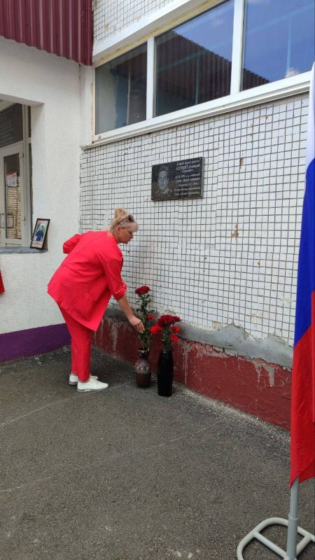 В Снежном увековечили память защитника Донбасса В Снежном увековечили память защитника Донбасса