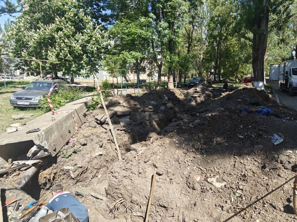Коммунальные службы Снежного восстанавливают водопроводные сети Коммунальные службы Снежного восстанавливают водопроводные сети