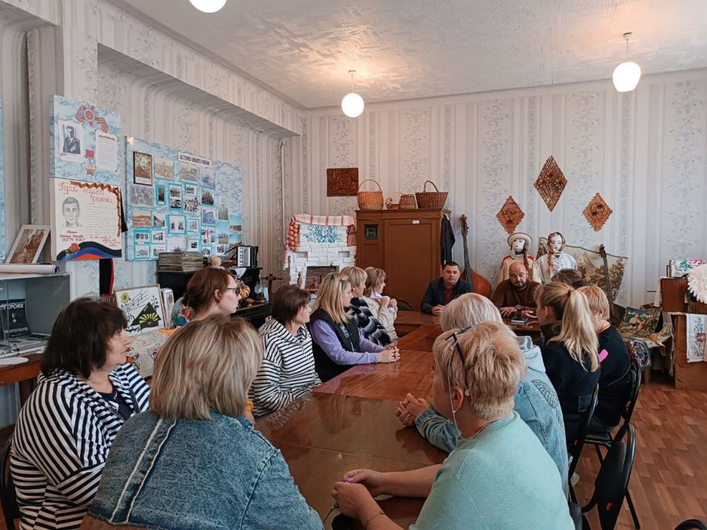 15 мая руководитель Управы Червоногвардейского внутригородского района Антон Гринзовский по партийному проекту «Городская среда» провел встречу с трудовым коллективом МБУДО «Дом детского и юношеского творчества города... 15 мая руководитель Управы Червоногвардейского внутригородского района Антон Гринзовский по партийному проекту «Городская среда» провел встречу с трудовым коллективом МБУДО «Дом детского и юношеского творчества города...