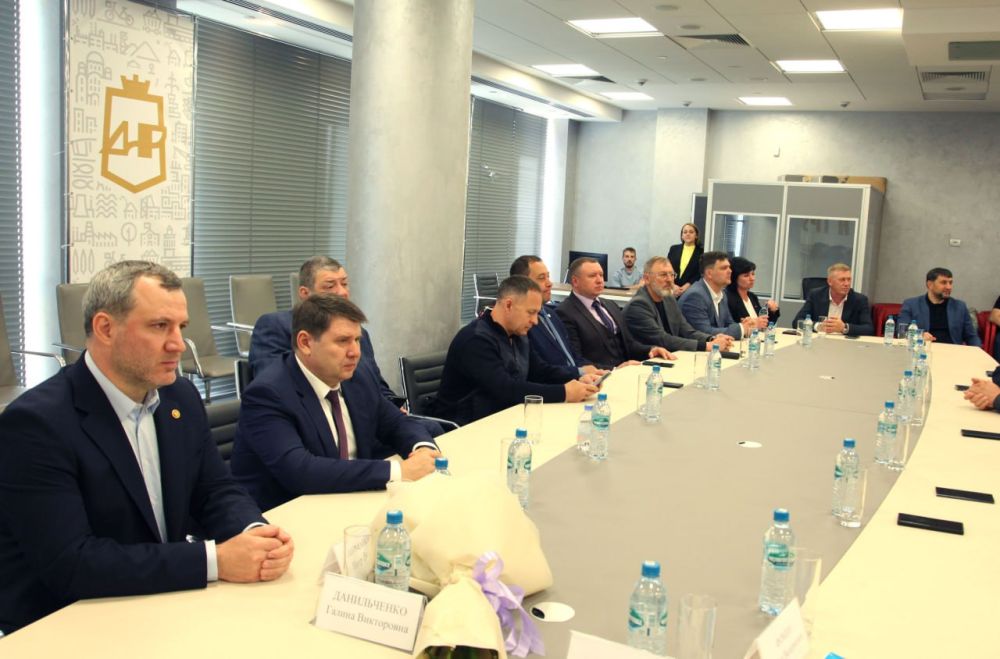 Вчера сопредседатель Всероссийской ассоциации развития местного самоуправления Галина Данильченко обсудила вопросы усиления местного самоуправления в Республике с председателем Ассоциации «Совет муниципальных образований... Вчера сопредседатель Всероссийской ассоциации развития местного самоуправления Галина Данильченко обсудила вопросы усиления местного самоуправления в Республике с председателем Ассоциации «Совет муниципальных образований...