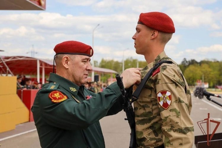 Проходя по Красной площади, я ощутил мощь и величие нашей страны! Проходя по Красной площади, я ощутил мощь и величие нашей страны!