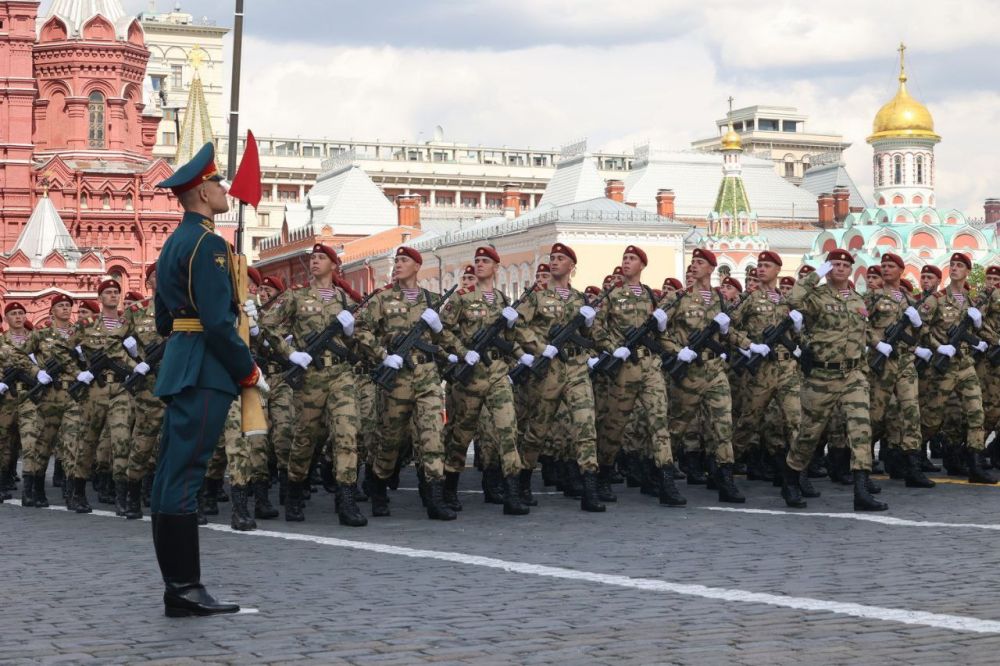 Проходя по Красной площади, я ощутил мощь и величие нашей страны! Проходя по Красной площади, я ощутил мощь и величие нашей страны!