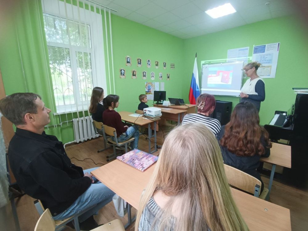 В рамках партийного проекта #ИсторическаяПамять в МБУК ДО "Владимировская ДШИ" проведён информационный час ко Дню конституции ДНР В рамках партийного проекта #ИсторическаяПамять в МБУК ДО "Владимировская ДШИ" проведён информационный час ко Дню конституции ДНР
