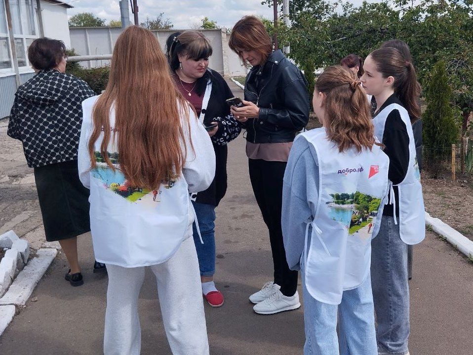 Волонтеры помогают жителям Кировского выбрать объекты благоустройства Волонтеры помогают жителям Кировского выбрать объекты благоустройства