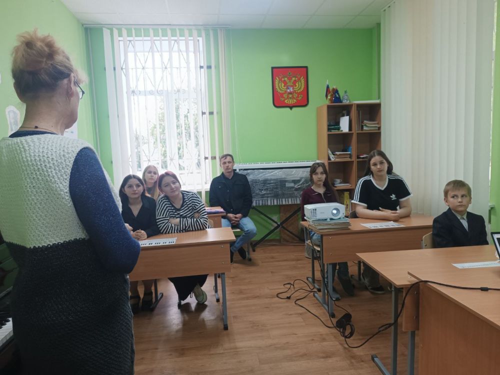 В рамках партийного проекта #ИсторическаяПамять в МБУК ДО "Владимировская ДШИ" проведён информационный час ко Дню конституции ДНР В рамках партийного проекта #ИсторическаяПамять в МБУК ДО "Владимировская ДШИ" проведён информационный час ко Дню конституции ДНР