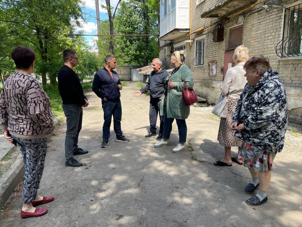 УПРАВДОМ в действии. По улице Фестивальной, 7 города Ясиноватая состоялась встреча с гражданами УПРАВДОМ в действии. По улице Фестивальной, 7 города Ясиноватая состоялась встреча с гражданами