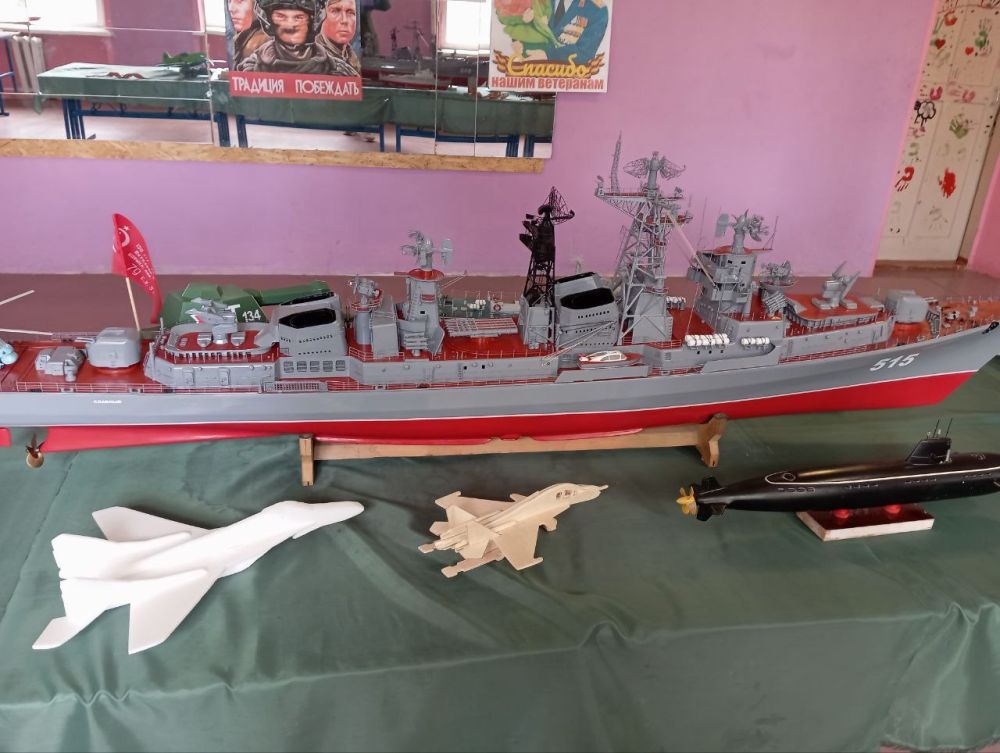 Виктория Жукова: Выставка моделей военной техники «Музей на столе», посвященная 80-ой годовщине Победы в Великой Отечественной войне и 11-ой годовщине Донецкой Народной Республики была организована и проведена в МБУДО СЮТ г.... Виктория Жукова: Выставка моделей военной техники «Музей на столе», посвященная 80-ой годовщине Победы в Великой Отечественной войне и 11-ой годовщине Донецкой Народной Республики была организована и проведена в МБУДО СЮТ г....