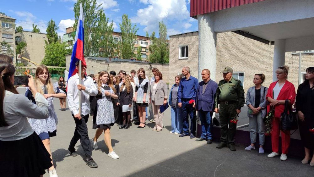 В Снежном увековечили память защитника Донбасса В Снежном увековечили память защитника Донбасса