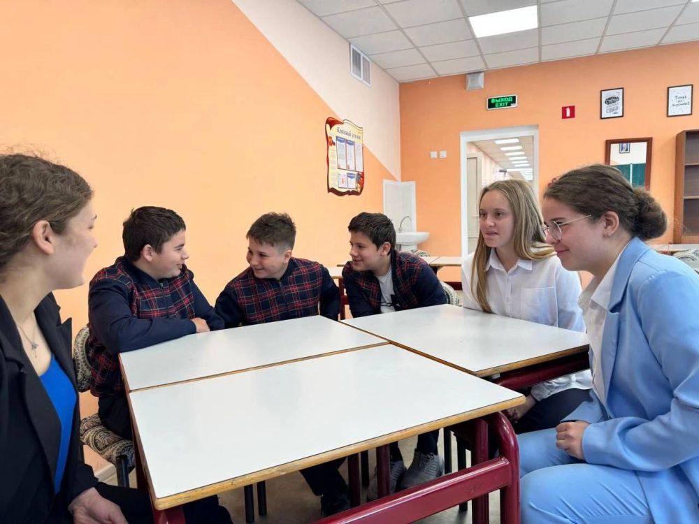 При содействии партийного проекта «Крепкая семья», в рамках недели «Крепкая и дружная семья» в ГБОУ «Урзуфская школа» была проведена семейная викторина «Семья», посвящённая Международному Дню семьи, в которой приняли участие... При содействии партийного проекта «Крепкая семья», в рамках недели «Крепкая и дружная семья» в ГБОУ «Урзуфская школа» была проведена семейная викторина «Семья», посвящённая Международному Дню семьи, в которой приняли участие...