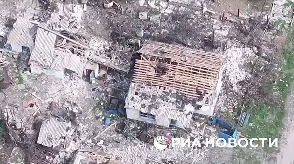 Минобороны показало кадры поднятия российского флага над освобожденным Торским в ДНР