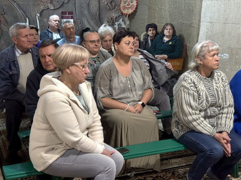 Руководитель Управы Куйбышевского внутригородского района Иван Адамец и депутаты Донецкого городского совета Сергей Остапенко, Валерий Солодовников провели встречу с трудовым коллективом МБУ "Дворец культуры "Смолянка" г.... Руководитель Управы Куйбышевского внутригородского района Иван Адамец и депутаты Донецкого городского совета Сергей Остапенко, Валерий Солодовников провели встречу с трудовым коллективом МБУ "Дворец культуры "Смолянка" г....