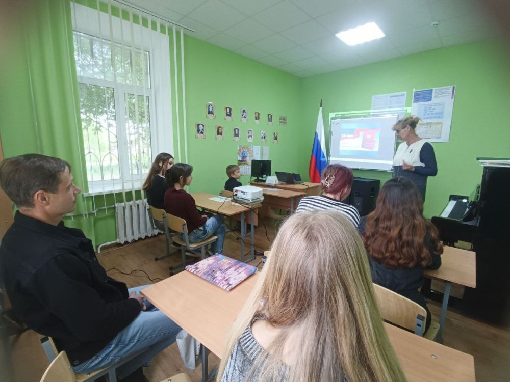 В рамках партийного проекта #ИсторическаяПамять в МБУК ДО "Владимировская ДШИ" проведён информационный час ко Дню конституции ДНР В рамках партийного проекта #ИсторическаяПамять в МБУК ДО "Владимировская ДШИ" проведён информационный час ко Дню конституции ДНР
