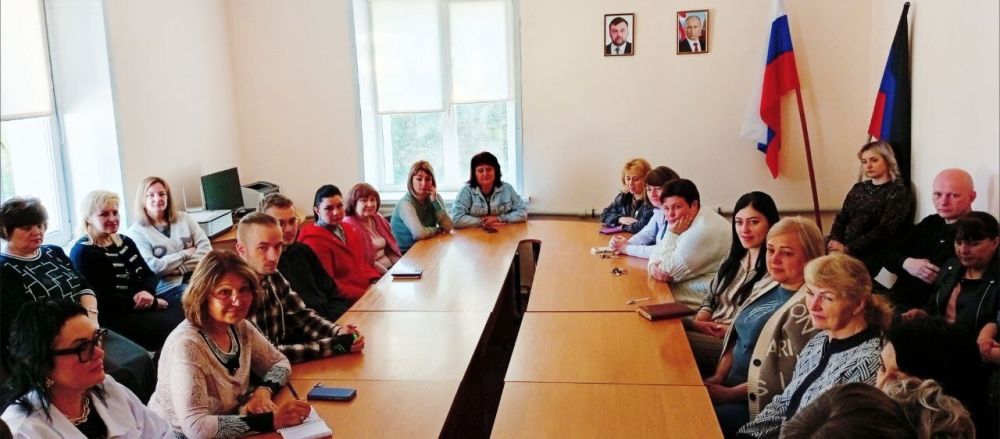Наталья Бегуненко: В четверг, 15 мая, руководитель Управы Петровского внутригородского района Администрации городского округа Донецк Бегуненко Наталья провела встречу с трудовыми коллективами отдела дошкольного образования... Наталья Бегуненко: В четверг, 15 мая, руководитель Управы Петровского внутригородского района Администрации городского округа Донецк Бегуненко Наталья провела встречу с трудовыми коллективами отдела дошкольного образования...
