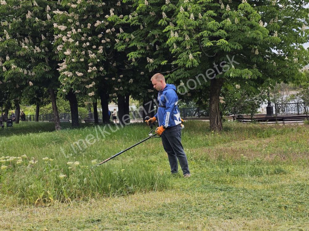 Алексей Кулемзин: Сегодня в рамках партийного проекта «Городская среда» партии «Единая Россия» сотрудники Управы Ворошиловского района, активные партийцы и работники коммунальных служб приняли участие в традиционной... Алексей Кулемзин: Сегодня в рамках партийного проекта «Городская среда» партии «Единая Россия» сотрудники Управы Ворошиловского района, активные партийцы и работники коммунальных служб приняли участие в традиционной...