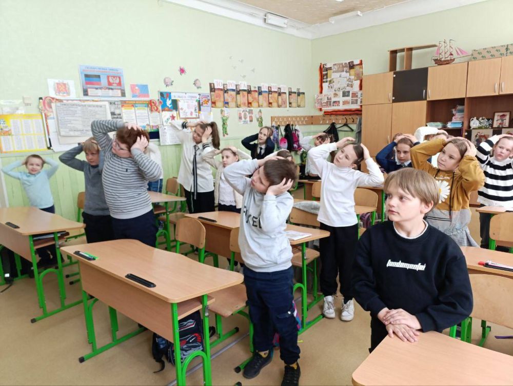 14 мая в рамках реализации проекта Единой России «Здоровое будущее» школу посетили Елена Анатольевна Асаул - заведующий терапевтического отделения Поликлиники № 2 Ясиноватской центральной районной больницы МЗ ДНР, депутат... 14 мая в рамках реализации проекта Единой России «Здоровое будущее» школу посетили Елена Анатольевна Асаул - заведующий терапевтического отделения Поликлиники № 2 Ясиноватской центральной районной больницы МЗ ДНР, депутат...