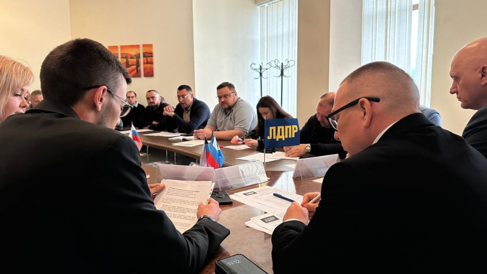 Андрей Крамар: Вместе с Председателем Народного Совета ДНР Константином Александровичем Кузьминым принимали гостей из Мордовии – заместителя Председателя Государственного Собрания Республики Мордовия Евгения Павловича Тюрина... Андрей Крамар: Вместе с Председателем Народного Совета ДНР Константином Александровичем Кузьминым принимали гостей из Мордовии – заместителя Председателя Государственного Собрания Республики Мордовия Евгения Павловича Тюрина...
