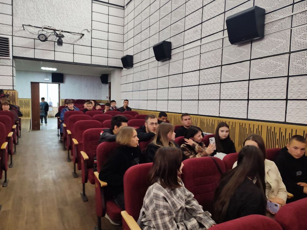 Обучающиеся старших классов Малоянисольской, Зеленоярской, Кременвской, Старченковской школ и 4й класс Володарской школы №1 ознакомились с выставкой героев СВО и посмотрели фильм «В августе 44-го» Обучающиеся старших классов Малоянисольской, Зеленоярской, Кременвской, Старченковской школ и 4й класс Володарской школы №1 ознакомились с выставкой героев СВО и посмотрели фильм «В августе 44-го»