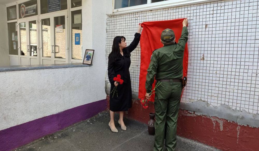 В Снежном увековечили память защитника Донбасса В Снежном увековечили память защитника Донбасса