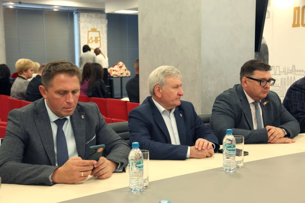 Вчера сопредседатель Всероссийской ассоциации развития местного самоуправления Галина Данильченко обсудила вопросы усиления местного самоуправления в Республике с председателем Ассоциации «Совет муниципальных образований... Вчера сопредседатель Всероссийской ассоциации развития местного самоуправления Галина Данильченко обсудила вопросы усиления местного самоуправления в Республике с председателем Ассоциации «Совет муниципальных образований...