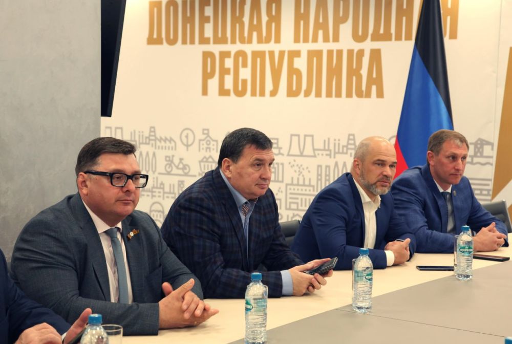 Вчера сопредседатель Всероссийской ассоциации развития местного самоуправления Галина Данильченко обсудила вопросы усиления местного самоуправления в Республике с председателем Ассоциации «Совет муниципальных образований... Вчера сопредседатель Всероссийской ассоциации развития местного самоуправления Галина Данильченко обсудила вопросы усиления местного самоуправления в Республике с председателем Ассоциации «Совет муниципальных образований...