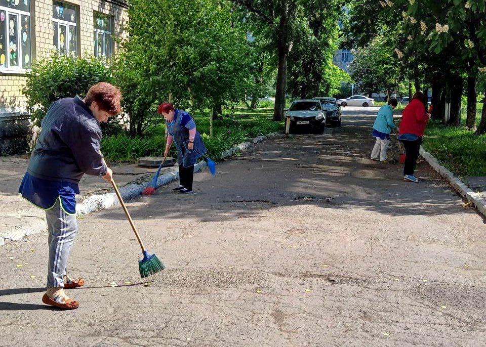 Иван Адамец: В рамках единого санитарного дня "Чистый четверг", сотрудники образовательных учреждений и работники коммунальной сферы Куйбышевского района приняли участие в благоустройстве территории Иван Адамец: В рамках единого санитарного дня "Чистый четверг", сотрудники образовательных учреждений и работники коммунальной сферы Куйбышевского района приняли участие в благоустройстве территории