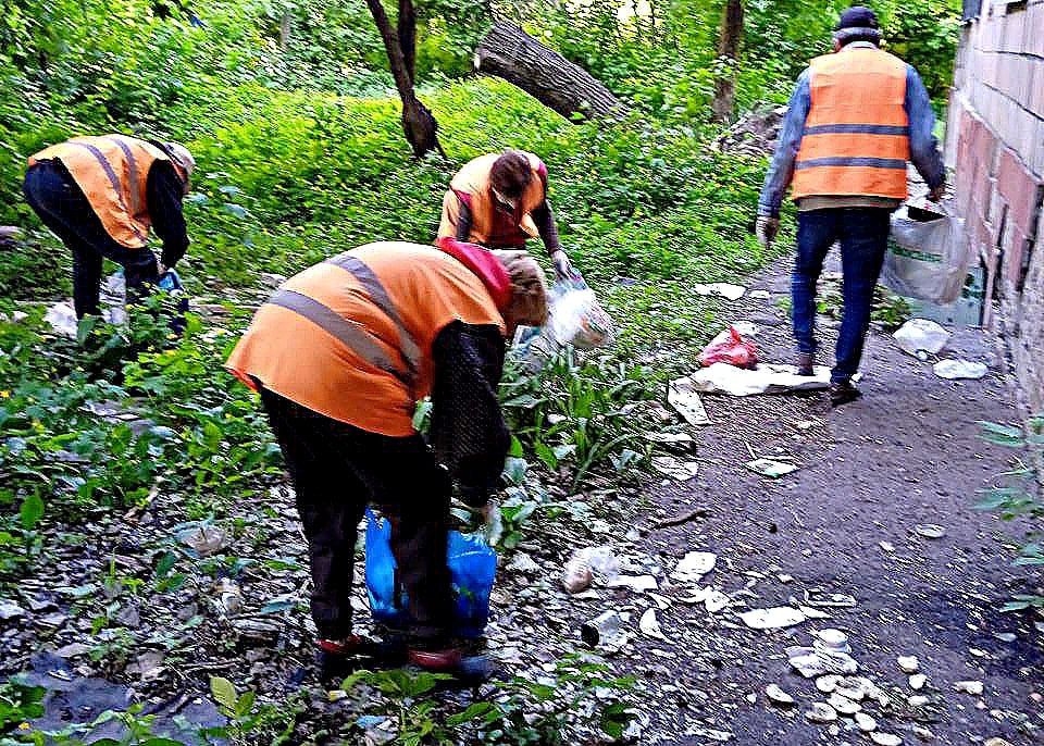 Иван Адамец: В рамках единого санитарного дня "Чистый четверг", сотрудники образовательных учреждений и работники коммунальной сферы Куйбышевского района приняли участие в благоустройстве территории Иван Адамец: В рамках единого санитарного дня "Чистый четверг", сотрудники образовательных учреждений и работники коммунальной сферы Куйбышевского района приняли участие в благоустройстве территории
