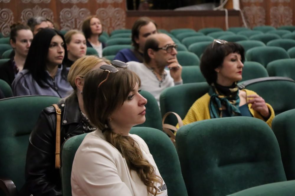 В новом, 148-м, творческом сезоне Мариупольский русский драматический театр совместно с Санкт-Петербургским государственным академическим театром им. Ленсовета готовят особенный подарок для зрителей: постановку «Чайки» А.П.... В новом, 148-м, творческом сезоне Мариупольский русский драматический театр совместно с Санкт-Петербургским государственным академическим театром им. Ленсовета готовят особенный подарок для зрителей: постановку «Чайки» А.П....